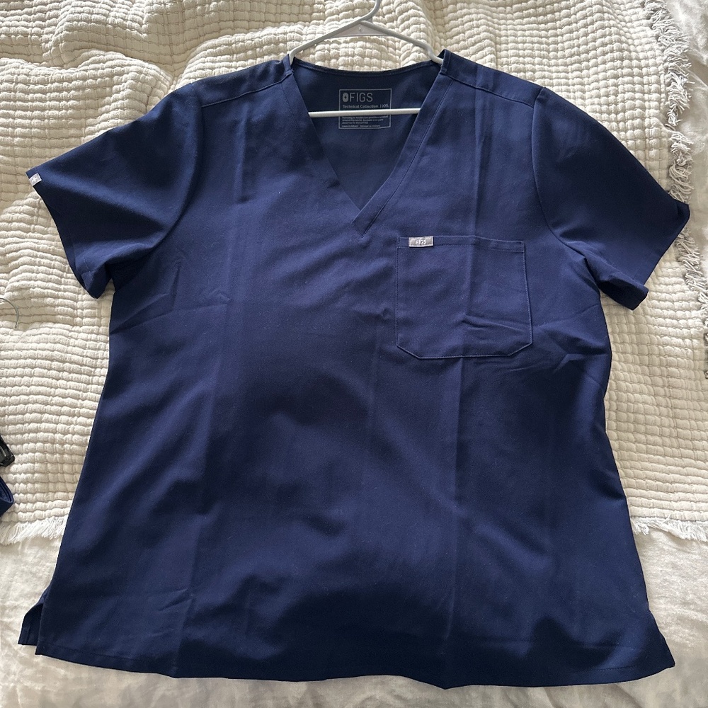 Figs Caterina one pocket scrub top in navy